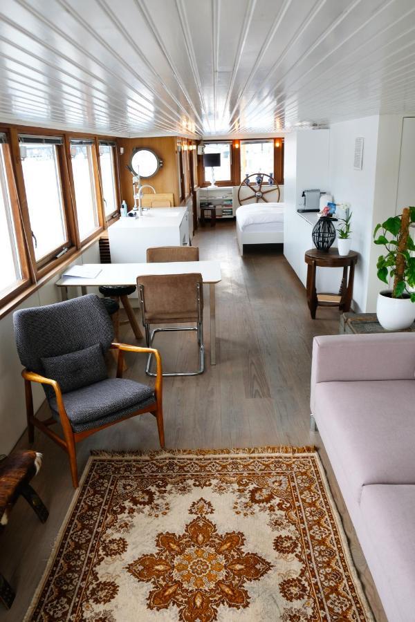 Bateau-hôtel Stunning Boat With A View